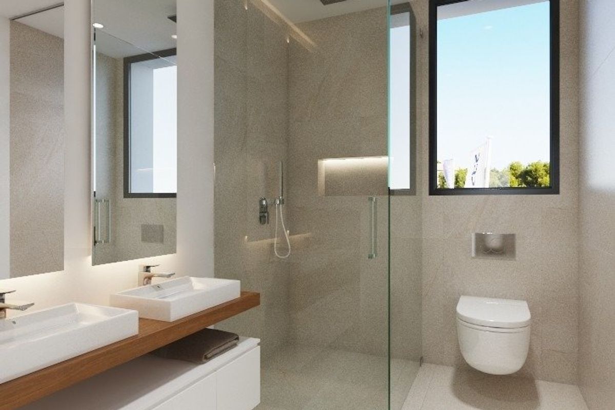 Moderne badkamer in de villa in Finestrat, met elegante armaturen en een nette douche voor een luxe ervaring.