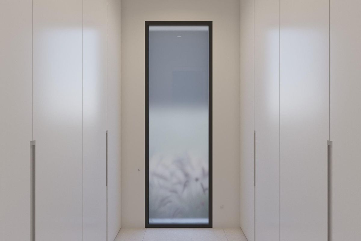 Heldere entree met ingebouwde opslag die naar buiten uitzichten leidt in een 3-slaapkamer villa in Fuente Álamo, Spanje.