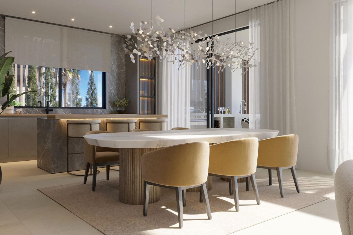 Elegante eetruimte met een grote tafel en mooie verlichting in de moderne villa in Estepona.