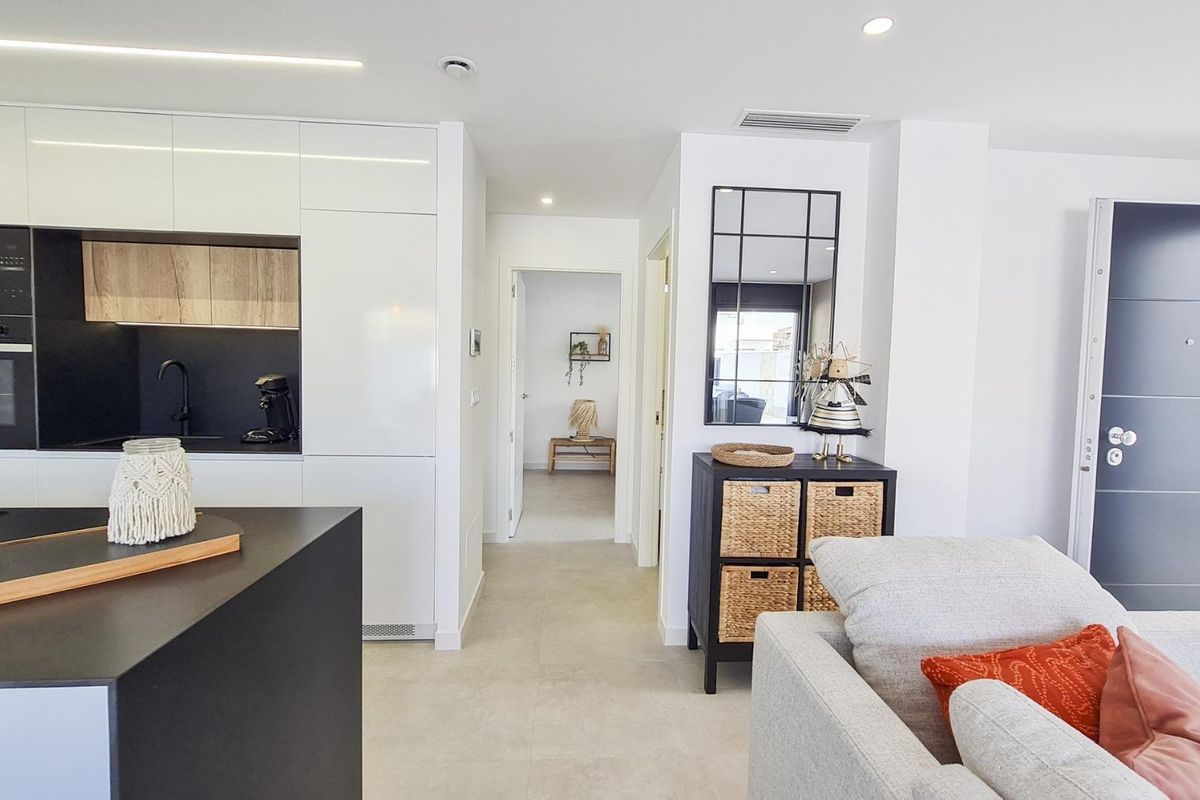 Ruime gang naar de kamers in een 3-slaapkamer rijtjeshuis in San Pedro del Pinatar, Costa Calida, Spanje.