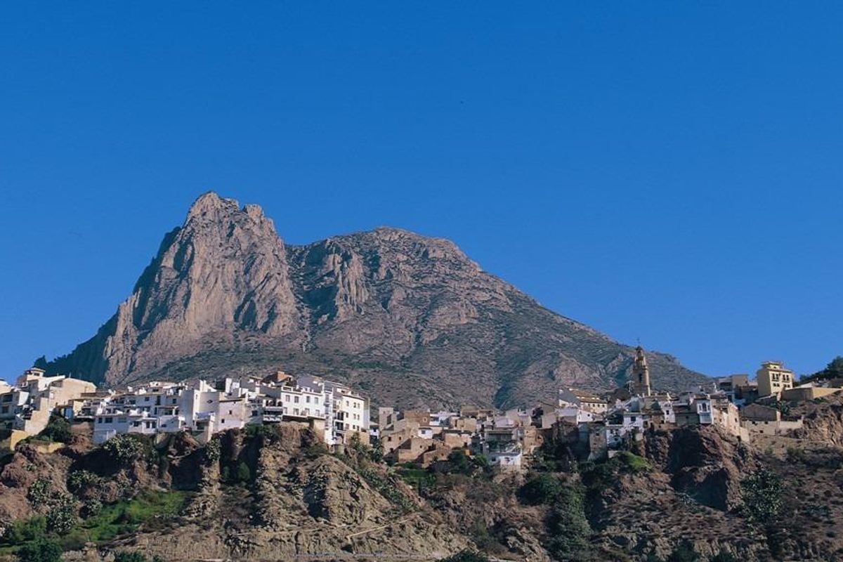 Schilderachtig uitzicht op de Puig Campana berg die het dorp nabij Finestrat, Costa Blanca overziet.
