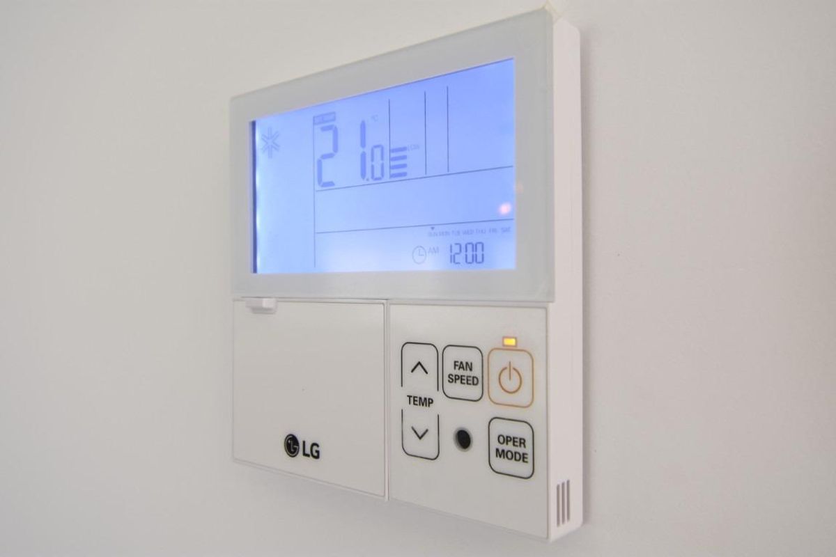 Close-up van het thermostaat paneel in het penthouse gelegen in San Miguel de Salinas, Costa Blanca Zuid.