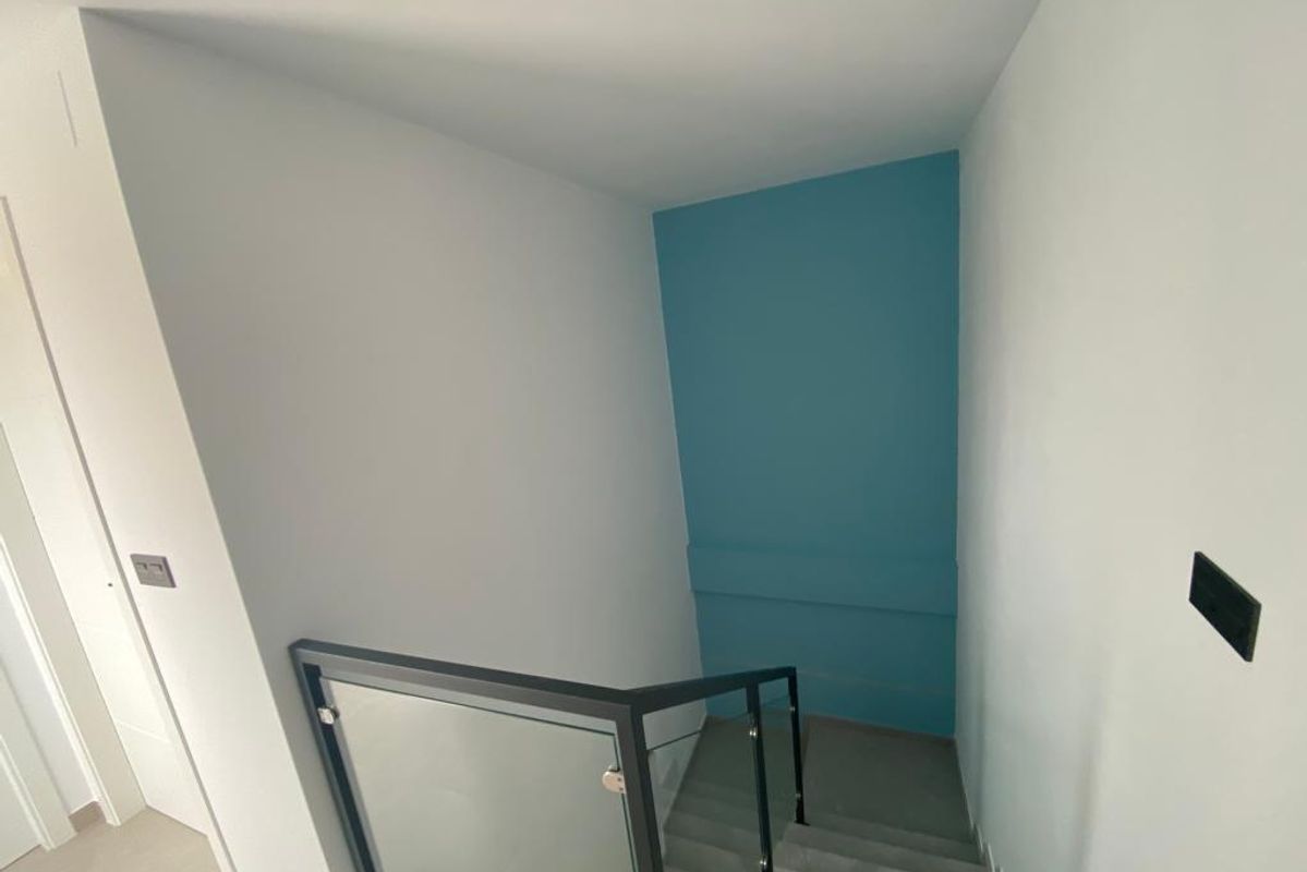 Trap naar beneden in moderne 3-slaapkamer villa in Los Alcazares, Costa Calida, Spanje.