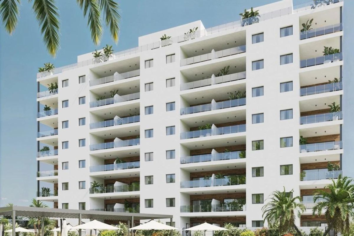 Modern penthouse gebouw met balkons en zwembad, omringd door weelderige tuinen in Villajoyosa, Costa Blanca.