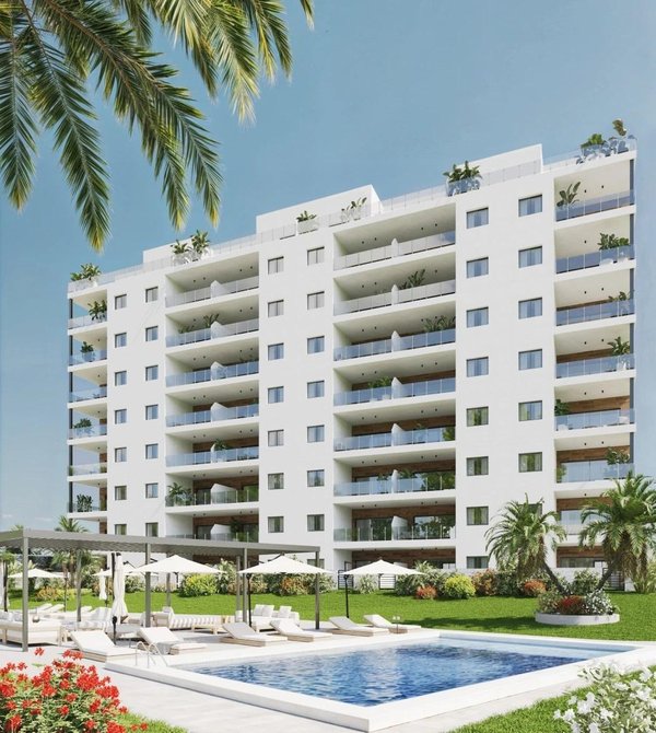 Buitenkant van een moderne appartementencomplex met een zwembad en palmbomen in Villajoyosa, Costa Blanca Noord.