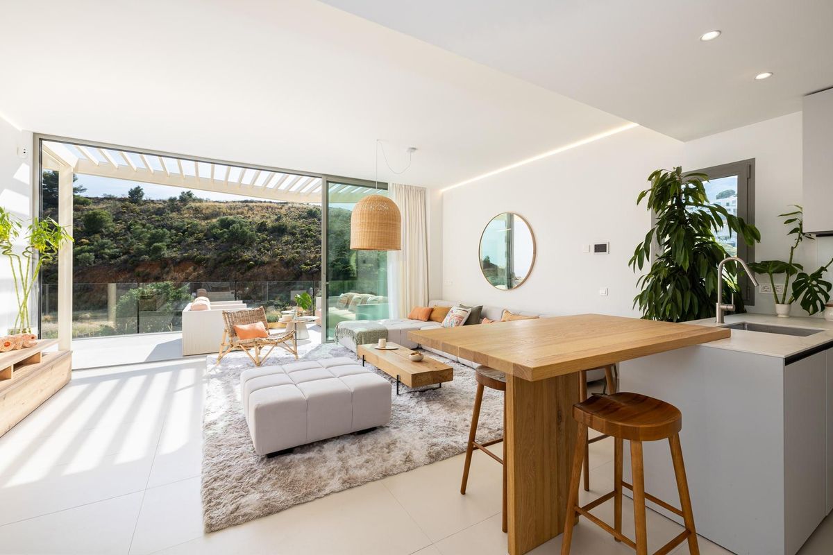 Stijlvolle keuken en woonkamer met natuurlijk licht en moderne decoratie in het gezellige appartement in Fuengirola.