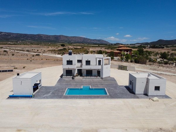 Luchtfoto van een moderne villa met 4 slaapkamers, zwembad en tuin in Pinoso, Costa Blanca Zuid, Spanje.