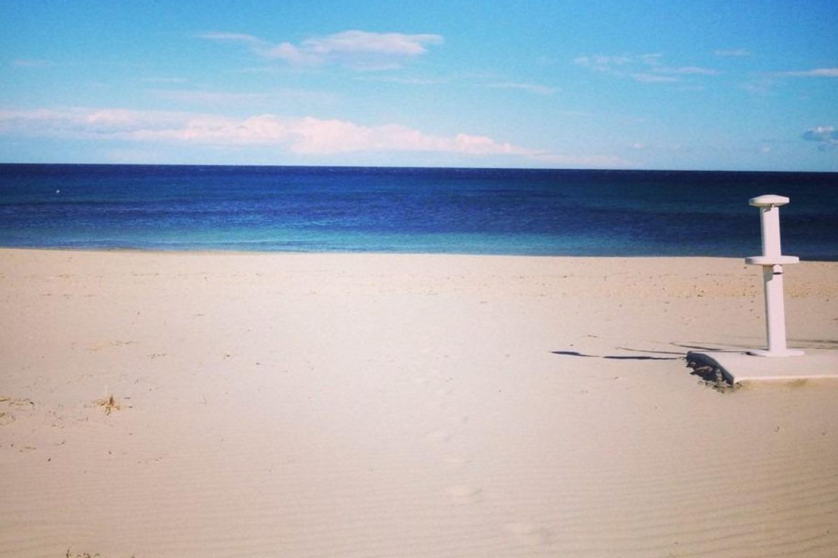 Rustig strandlandschap met kalm water en zacht zand in Pilar de La Horadada, perfect voor ontspanning.