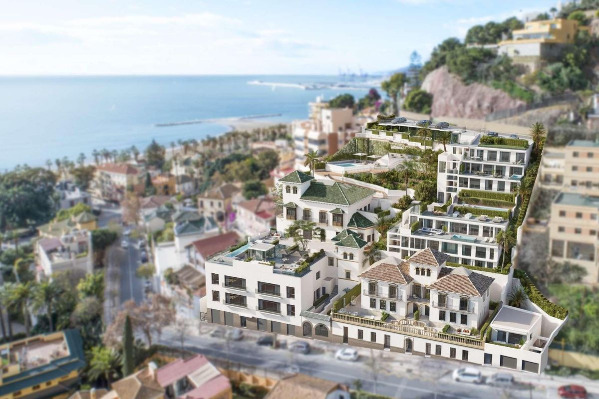 Luchtfoto van een modern appartementencomplex in Málaga, vlakbij de kust, met een mix van traditionele en hedendaagse stijlen.