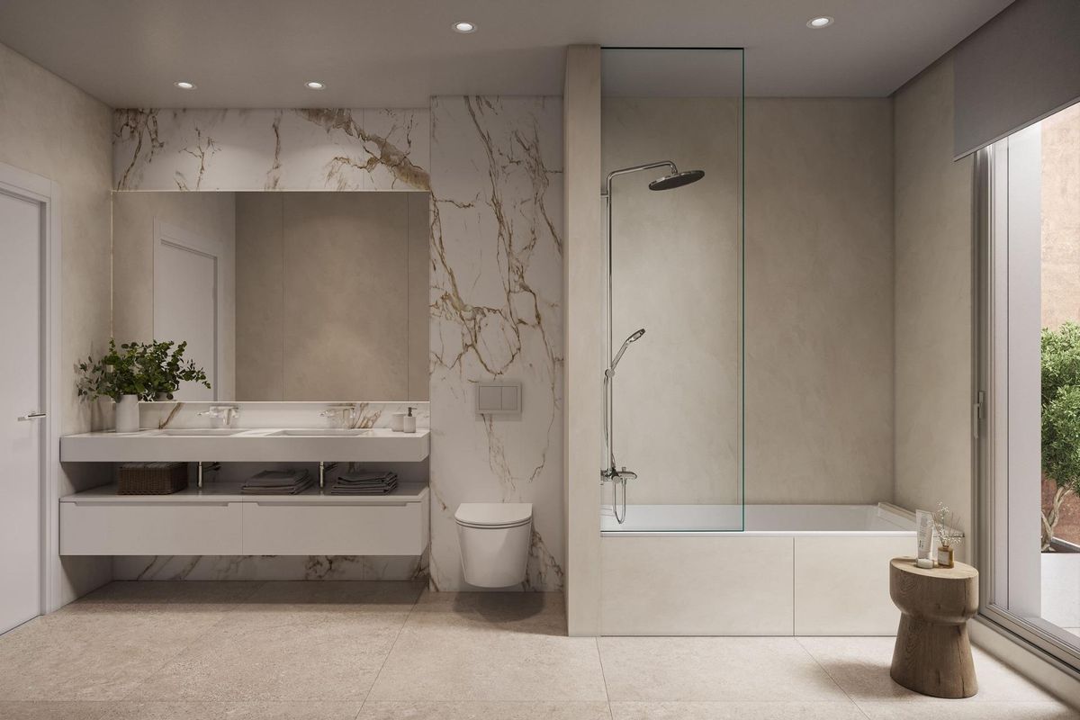 Verfijnd badkamer met marmeren afwerking en moderne armaturen in een 4-slaapkamer villa in Estepona, Costa del Sol.