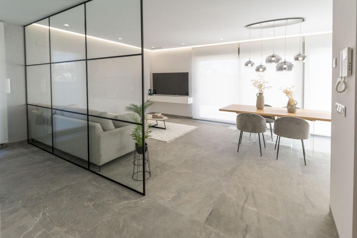 Eethoek naast de woonkamer met moderne hanglampen in villa in Pilar de La Horadada.