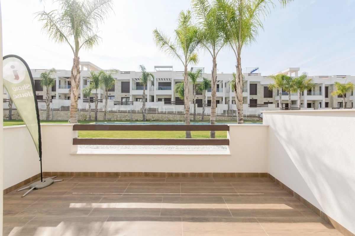 Ruim terras van een 2-slaapkamer appartement in Torrevieja, ideaal om in de zon te ontspannen.