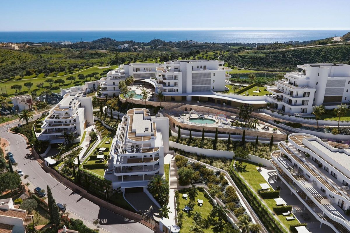 Luchtfoto van een luxe appartementcomplex met zwembaden en tuinen in Mijas, Costa del Sol.