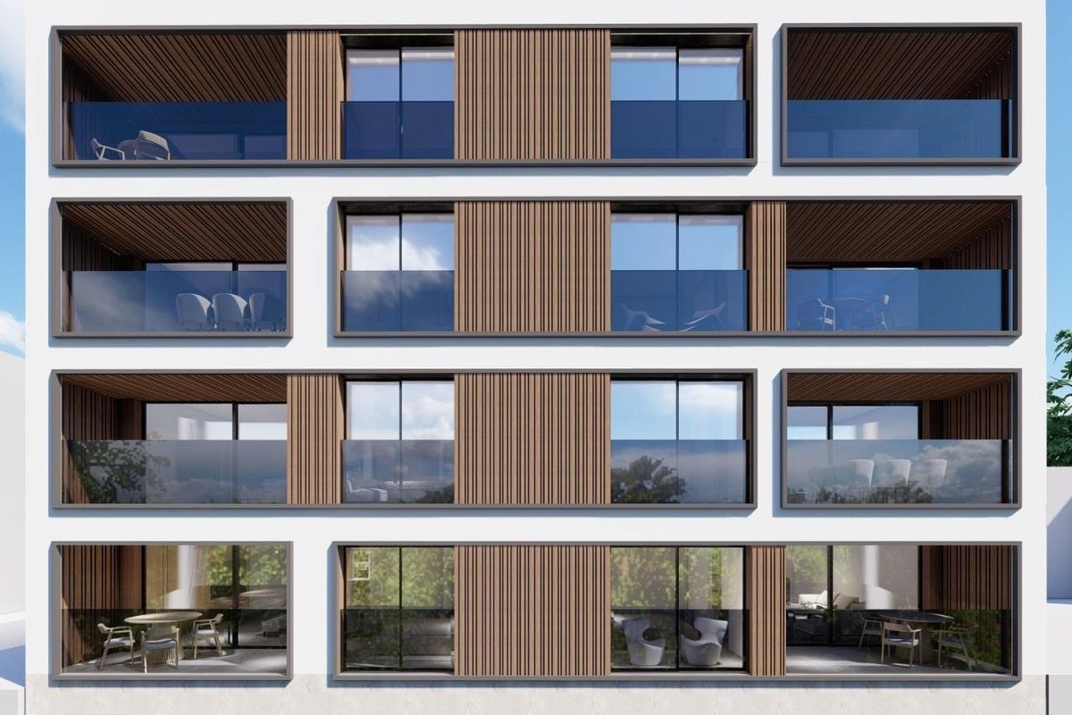 Stijlvolle gevel van een appartementencomplex met houten elementen in Guardamar del Segura, Costa Blanca Zuid, Spanje.