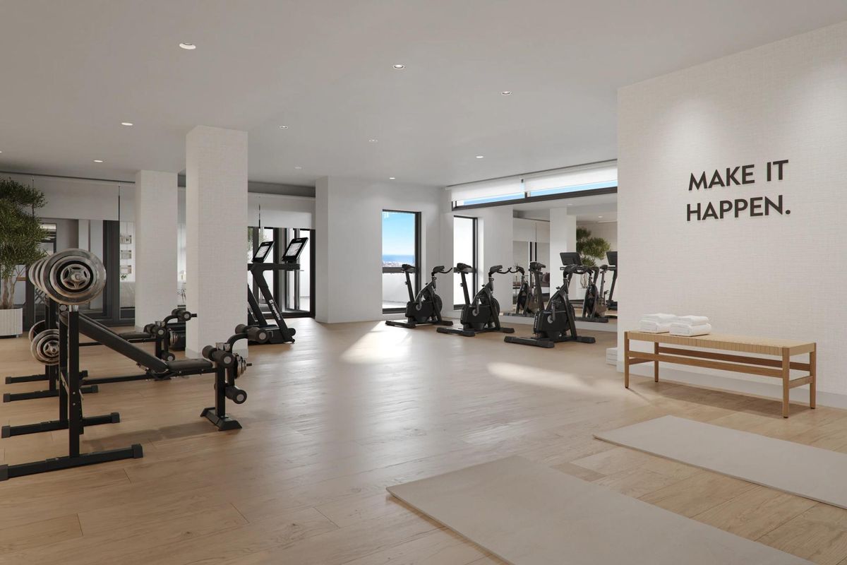 Ruime sportschool met fitnessapparatuur en natuurlijk licht in Estepona, ideaal voor sportliefhebbers.