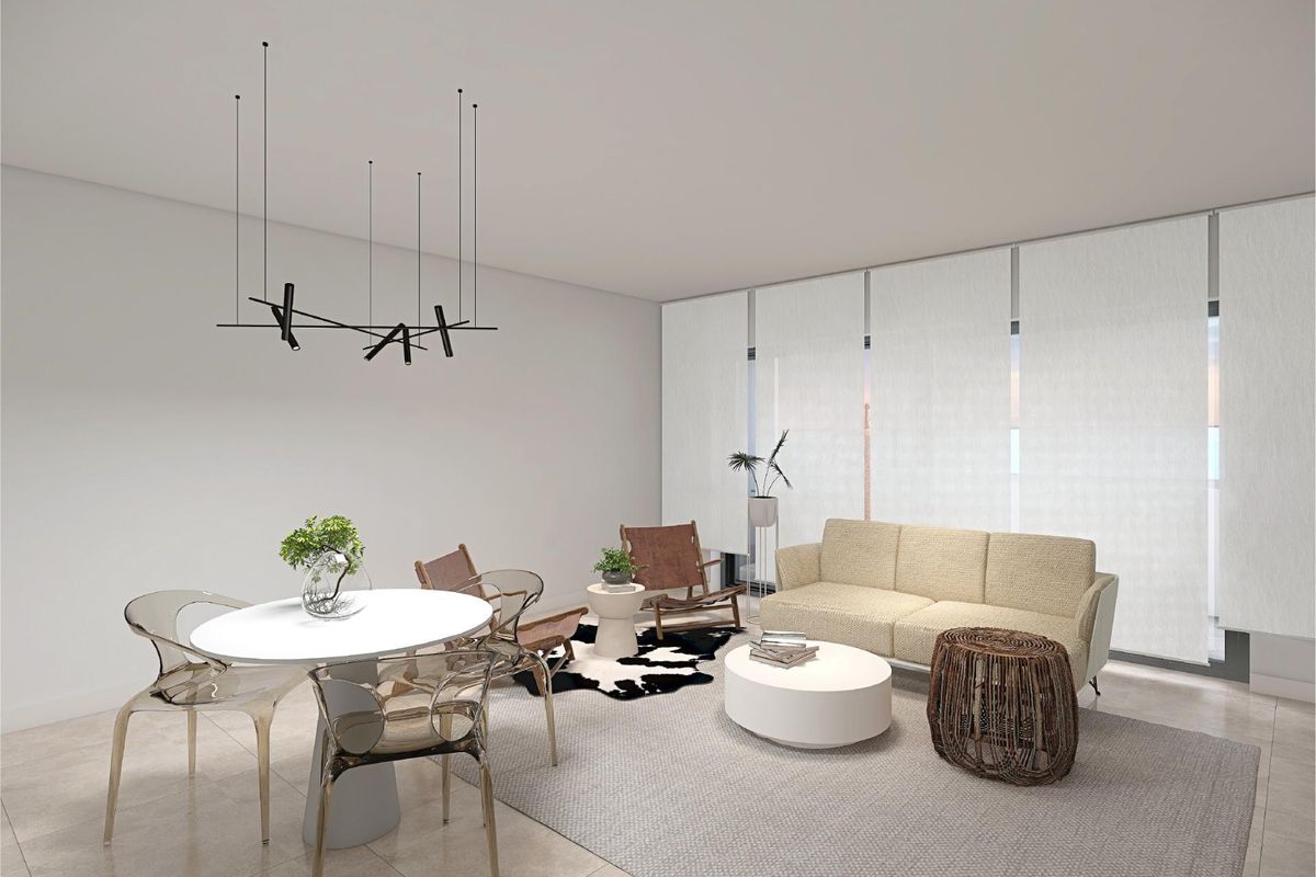 Heldere en luchtige woonkamer in een appartement met één slaapkamer, met een moderne bank en eetruimte in Torrevieja.