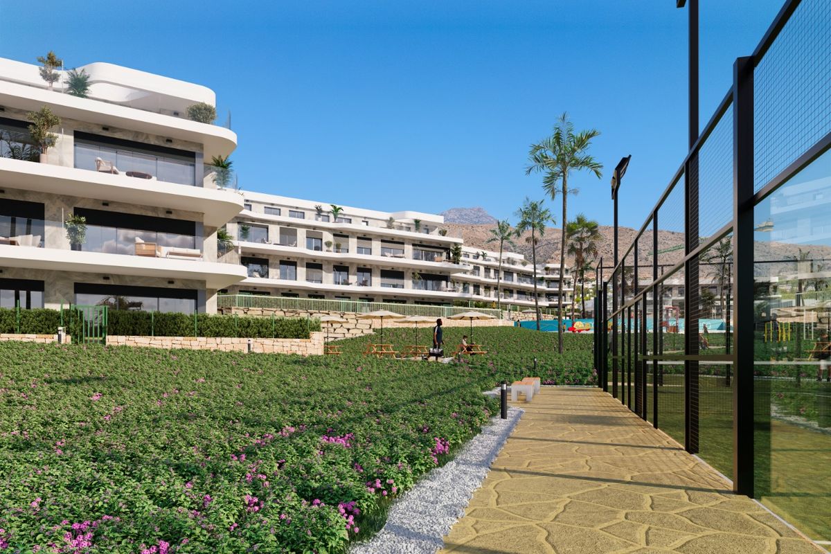 Uitzicht op aangelegde tuinen en sportfaciliteiten rondom de Sierra Cortina appartementen, ideaal voor ontspanning in Finestrat.