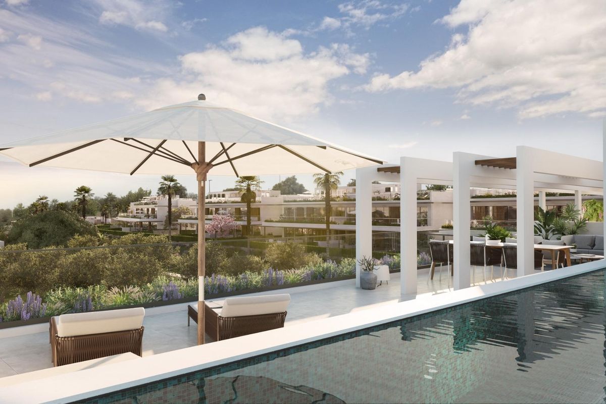 Luxe terras met zitplaatsen en uitzicht op het zwembad in Marbella, perfect om te ontspannen in deze 3-slaapkamer bungalow.