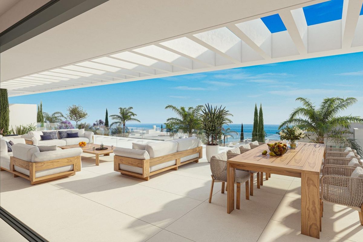 Ruim terras met zithoek en zeezicht in een luxe 2-slaapkamerbungalow in Marbella.