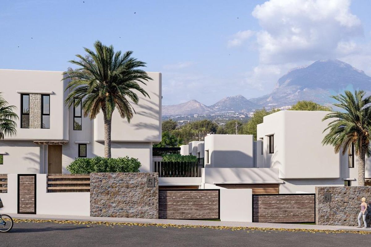 Straatbeeld van luxe villa's in Alfas del Pi, Costa Blanca Noord, met een prachtig bergachtergrond.