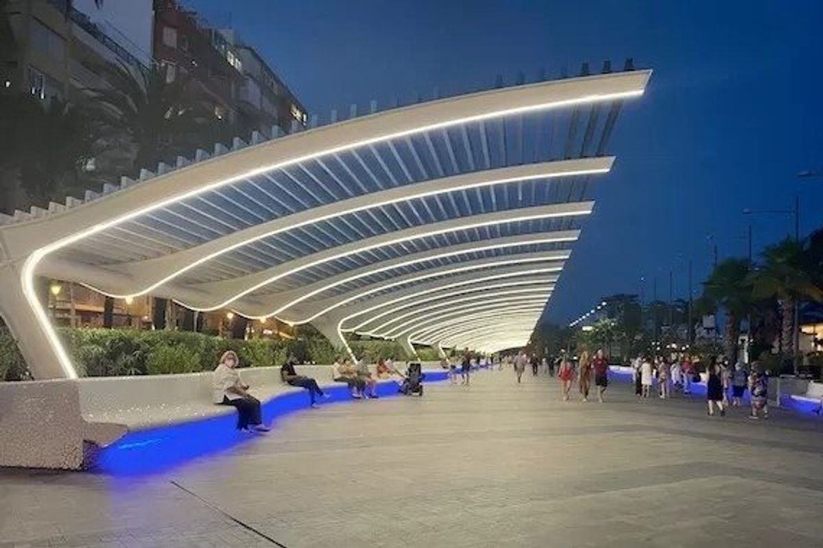 Verlichte promenade 's nachts in Torrevieja, ontworpen om te ontspannen en te socializen aan het strand.