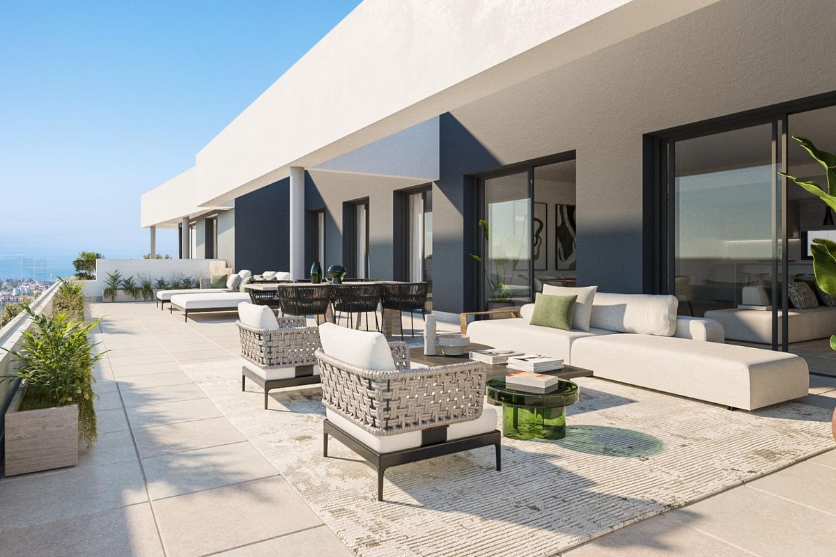 Groene terrasruimte van de penthouse in Marbella, perfect om te ontspannen met prachtig uitzicht.