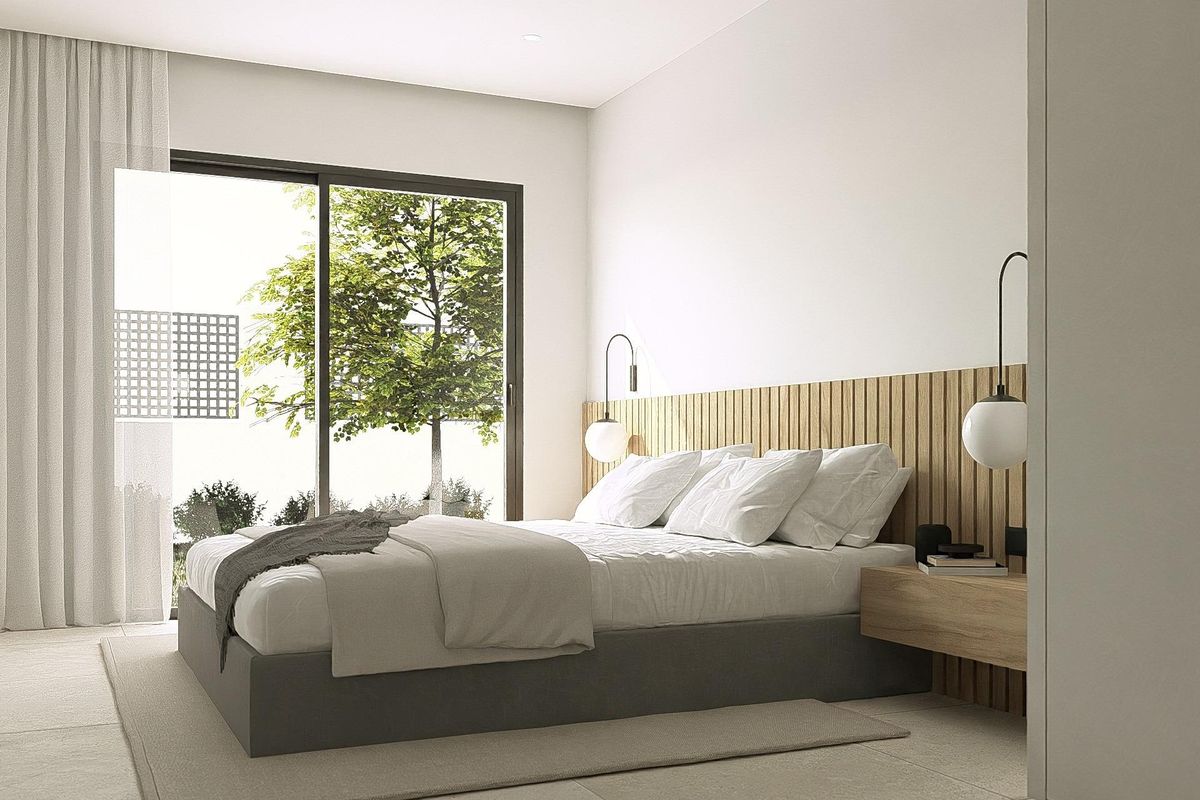 Heldere slaapkamer in de penthouse met natuurlijk licht en modern meubilair gelegen in Los Alcazares, Spanje.