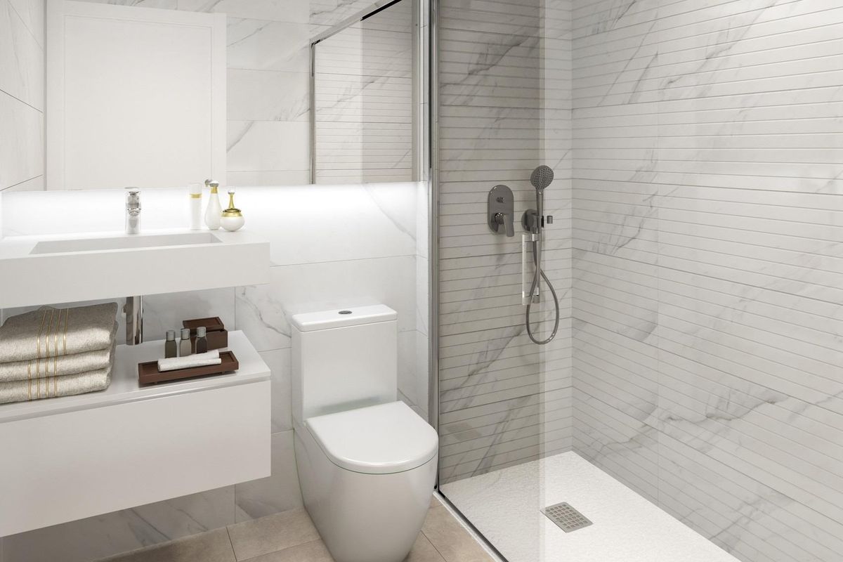 Tegenwoordig badkamer in een 3-slaapkamer appartement in San Pedro del Pinatar, met luxe kenmerken en een strak ontwerp.