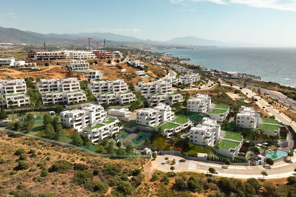 Luchtfoto van moderne appartementen op een heuvel met nabijheid van de kust in Casares, Costa del Sol.