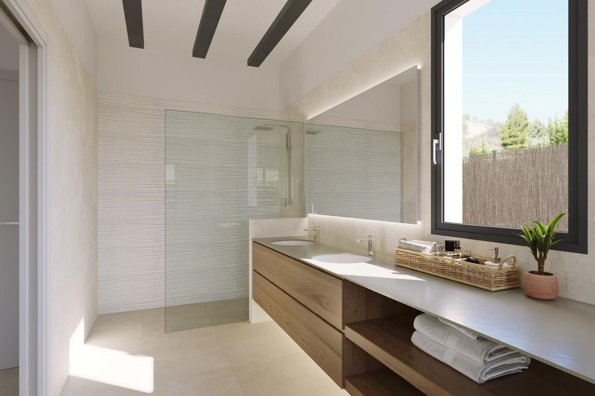 Contemporary badkamer met natuurlijk licht en elegante accessoires in de villa in Penaguila.