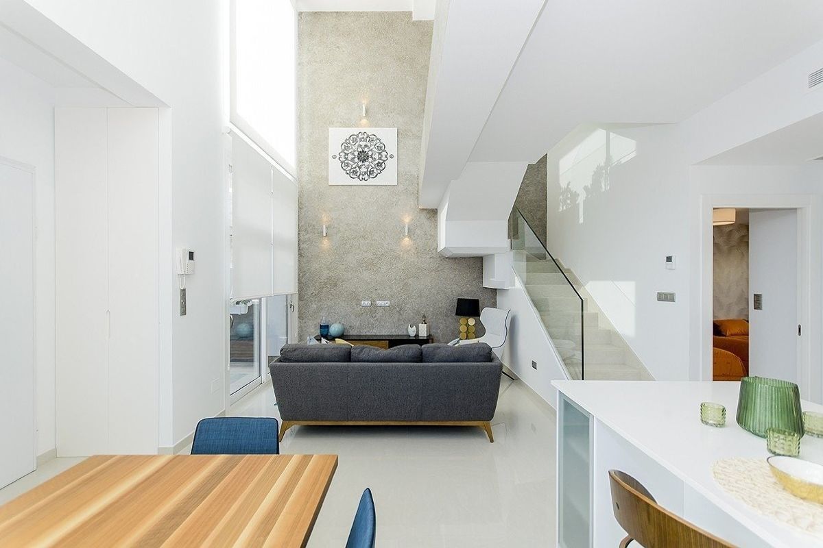 Stijlvolle woonkamer in de villa gelegen in Vera, Costa de Almeria, toont gezellige meubels en decor.