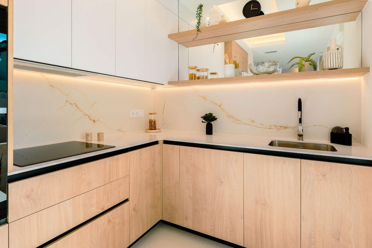 Stijlvolle keuken met moderne armaturen en voldoende werkruimte in een 3-slaapkamer townhouse in Rojales.