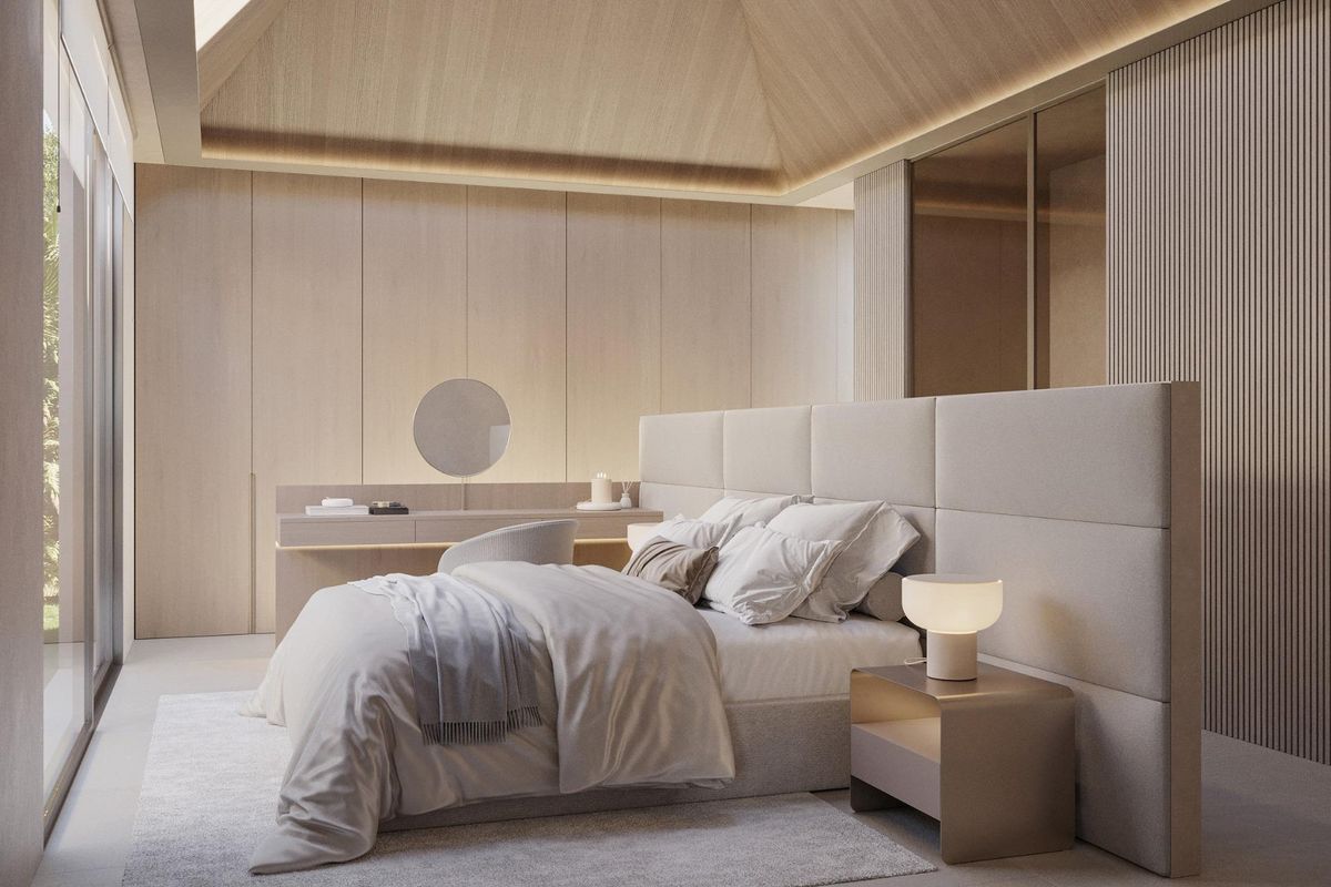 Elegante slaapkamer in de villa, met een zachte kleurenpalet en stijlvolle meubels in Marbella.