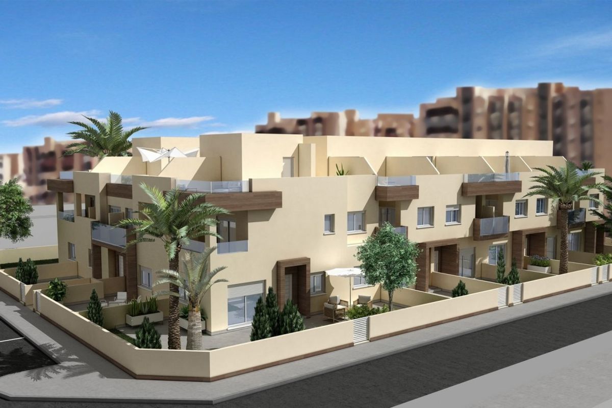 Buitenzicht op een moderne townhousecomplex met palmbomen in La Manga del Mar Menor.