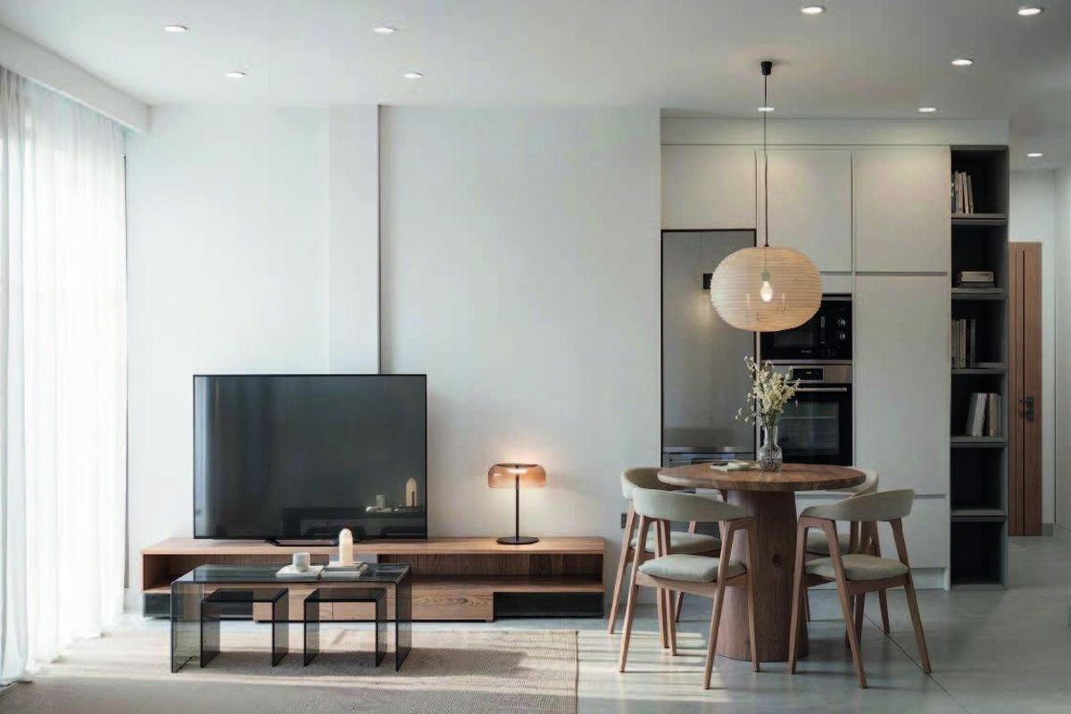 Stijlvolle woonkamer met een eetkamertafel en moderne meubels in het appartement, Torrevieja, Spanje.