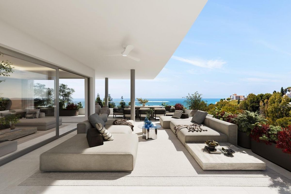 Stijlvolle buitenlounge met panoramisch uitzicht in Benalmádena. Perfect voor het genieten van zonnige dagen.