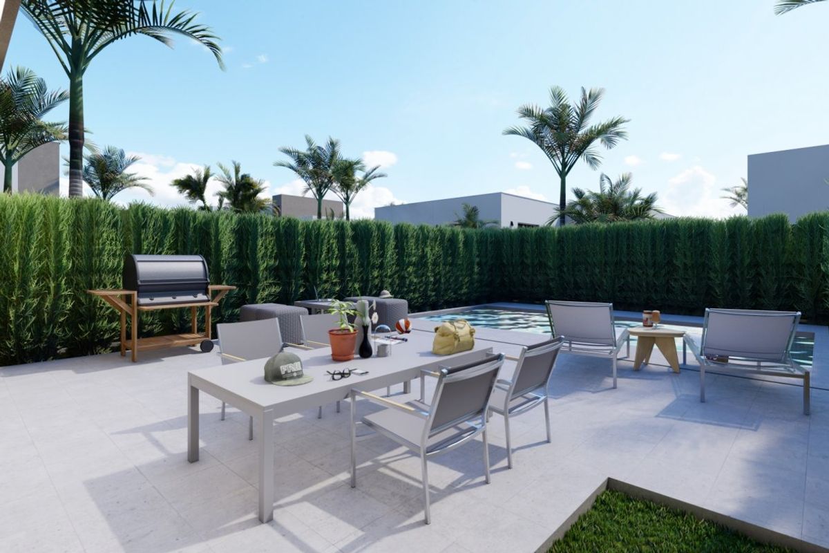 Zonnig terras met zitplaatsen en een zwembad, ideaal om te ontspannen in deze villa met 3 slaapkamers in Los Urrutias.