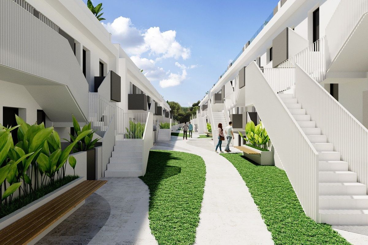 Pad tussen appartementen omringd door groen in Torrevieja, Costa Blanca Zuid.