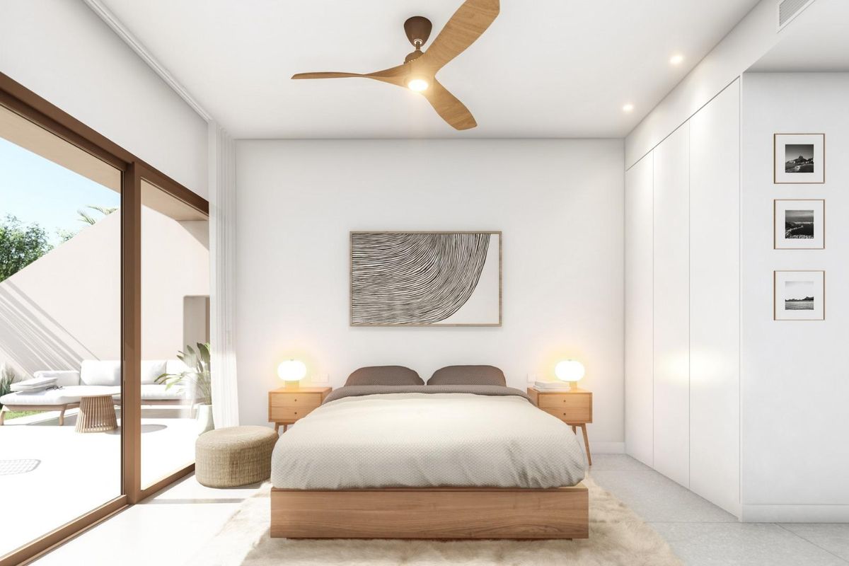 Gezellige slaapkamer met een tweepersoonsbed en natuurlijk licht in een 3-slaapkamer appartement in San Javier, Spanje.