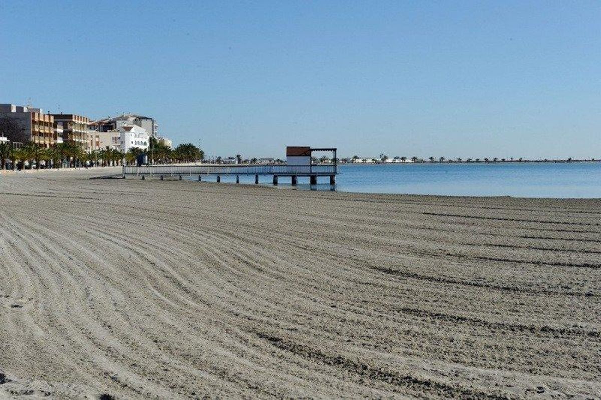Sfeervol uitzicht op het zandstrand en kalme wateren in San Pedro del Pinatar, perfect voor ontspanning.