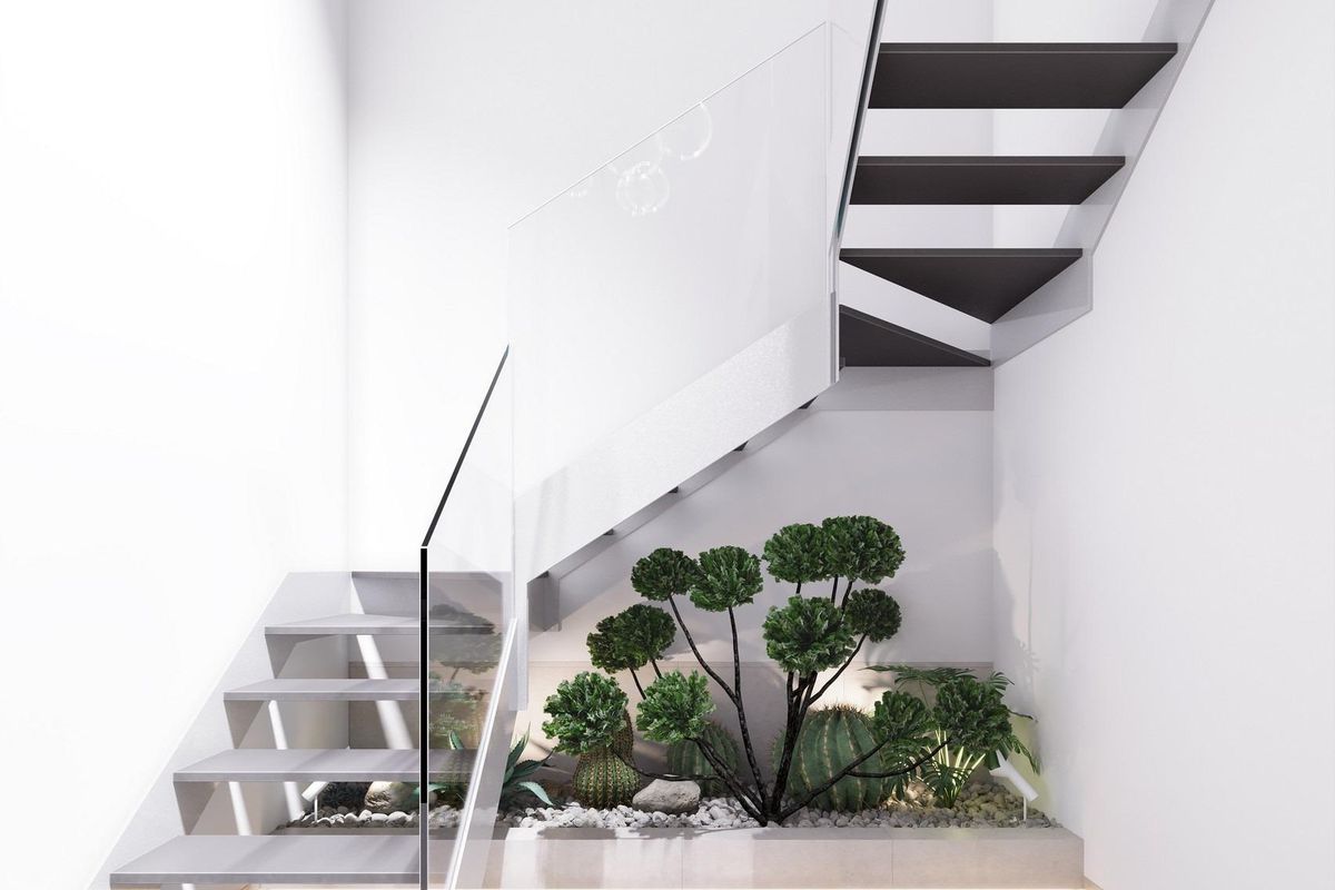 Trap naar bovenliggende verdiepingen, omringd door groen in een townhouse in Pilar de La Horadada, Costa Blanca Zuid.