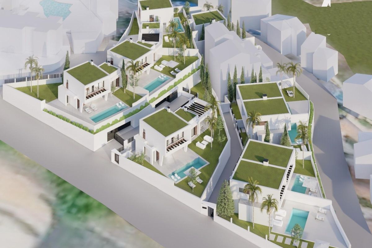 Luchtlay-out van een villacomplex in Nerja met meerdere 3-slaapkamer villa's met zwembaden en tuinen.