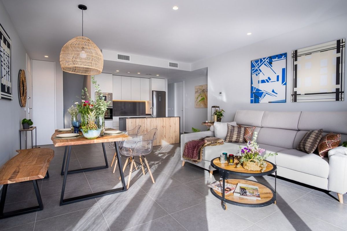 Gezellige eet- en woonkamer in een stijlvolle 3-slaapkamer villa in Polop, Costa Blanca Noord, met moderne decoratie.