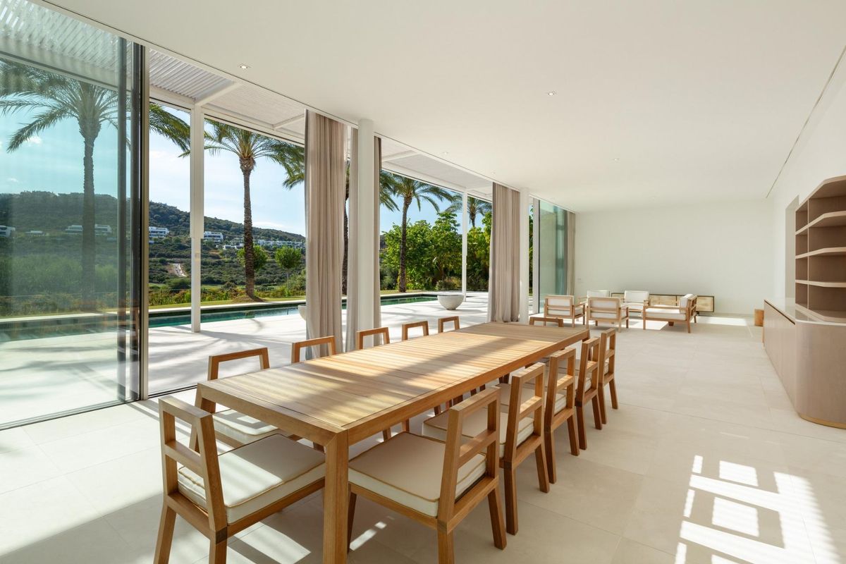 Elegante eetkamer met panoramisch uitzicht vanuit de villa in Casares, geschikt voor grote bijeenkomsten.
