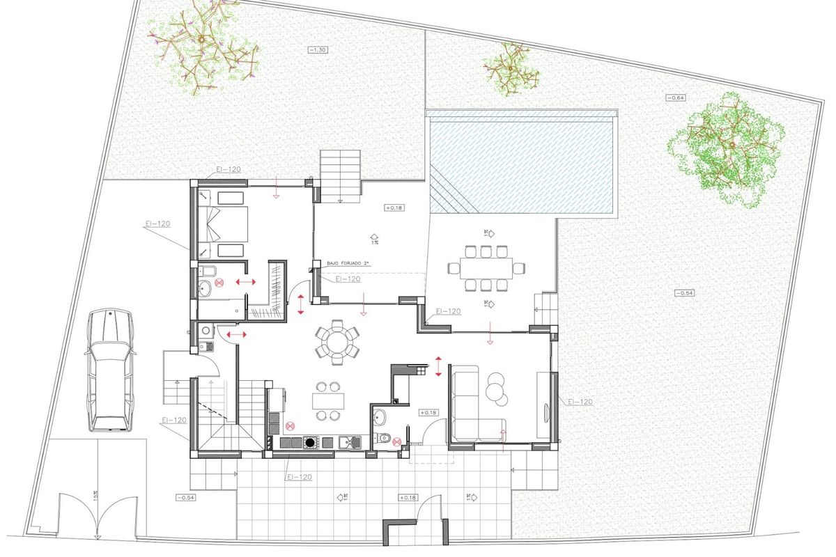 Buitenkant van de villa met parkeerplaats