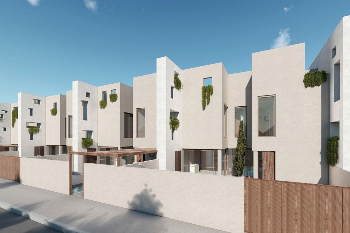 Charmante gevel van de townhouse in Formentera del Segura, met groenvoorzieningen en een strak ontwerp.