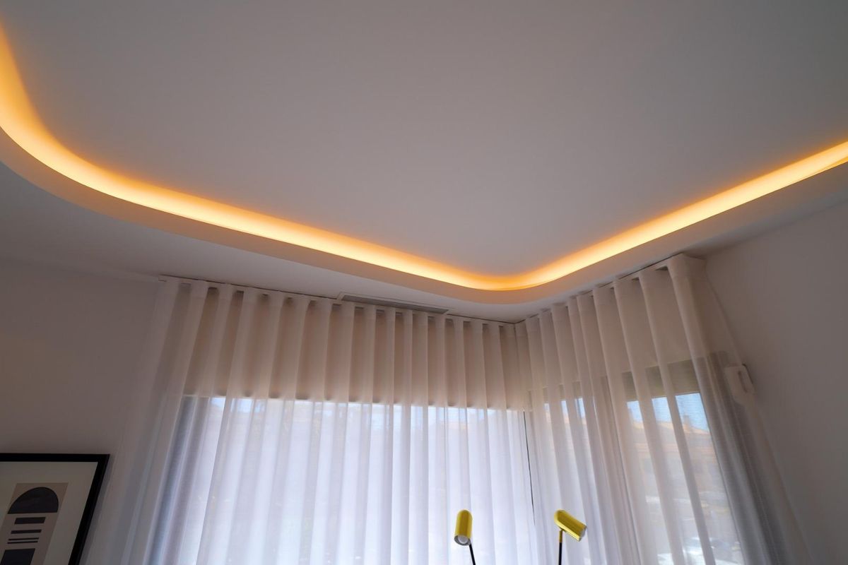 Stijlvol plafondontwerp met sfeerverlichting in een gezellige hoek van een 3-slaapkamer villa in Orihuela Costa, Spanje.