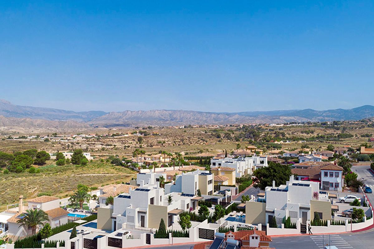 Luchtfoto van moderne witte villa's met zwembaden in Busot, Costa Blanca, omgeven door droog berglandschap