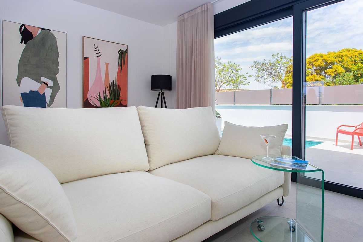 Lichte woonkamer met moderne inrichting en glazen deuren naar het terras in Sucina, Costa Calida.