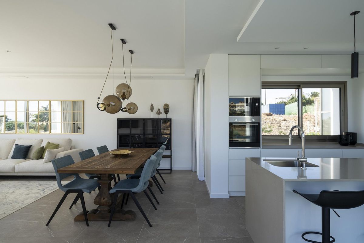 Eet- en woonruimte met een stijlvolle tafel en zitplaatsen in een 4-slaapkamer villa in Mijas, Costa del Sol.